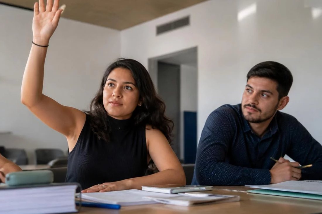 Facilitador em pé apontando para um argumento escrito no quadro durante a sessão